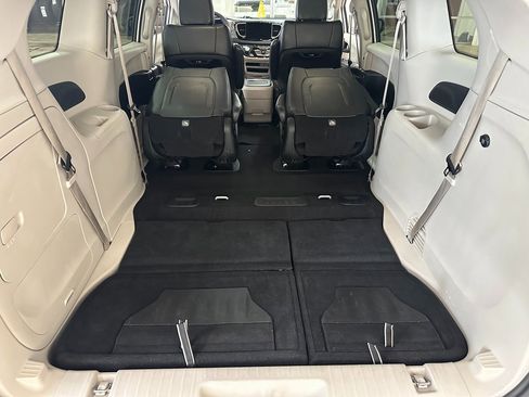 Certified 2024 Chrysler Pacifica Select image 43