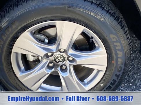 Used 2025 Toyota RAV4 XLE AWD/4WD image 27