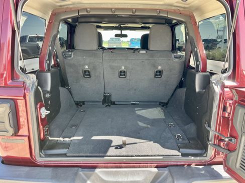 Used 2021 Jeep Wrangler Unlimited Rubicon w/ Cold Weather Group AWD/4WD image 17