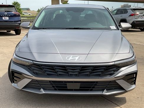 Used 2025 Hyundai Elantra SEL image 3