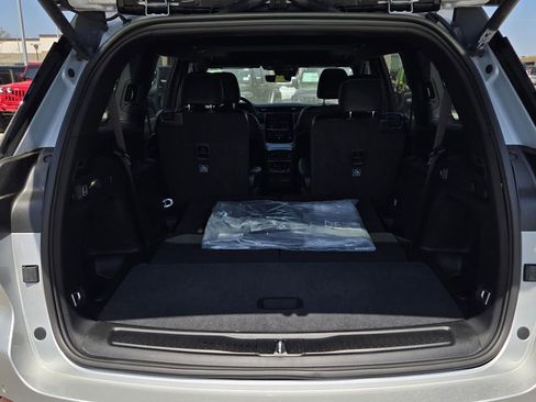 New 2025 Jeep Grand Cherokee L Laredo image 9