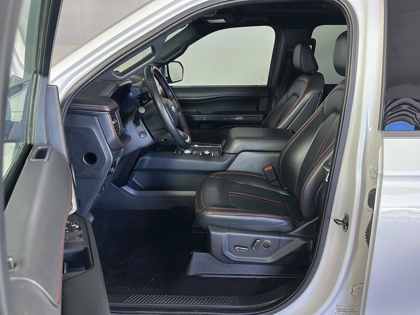 Used 2023 Ford Expedition Limited AWD/4WD image 7
