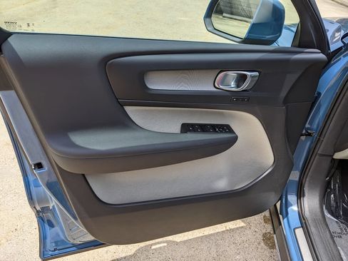 Certified 2023 Volvo XC40 B5 Plus AWD/4WD image 9