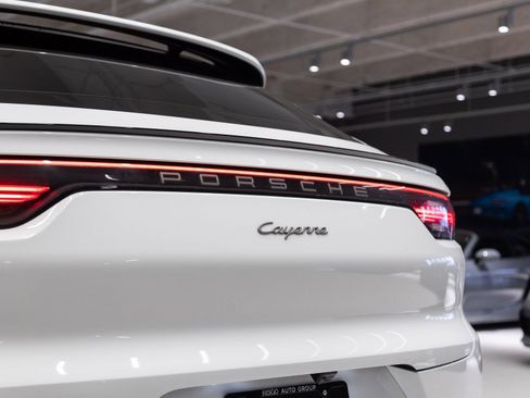 Certified 2023 Porsche Cayenne Platinum Edition image 32