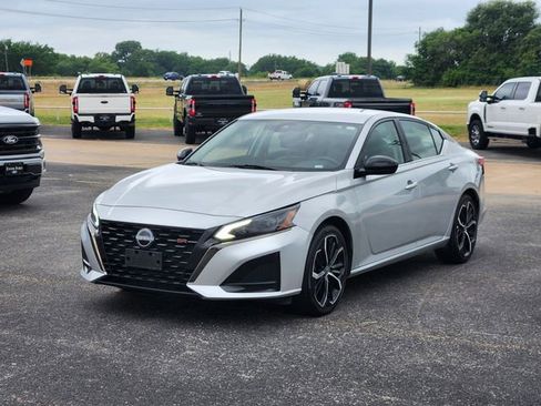Used 2023 Nissan Altima 2.5 SR FWD image 3
