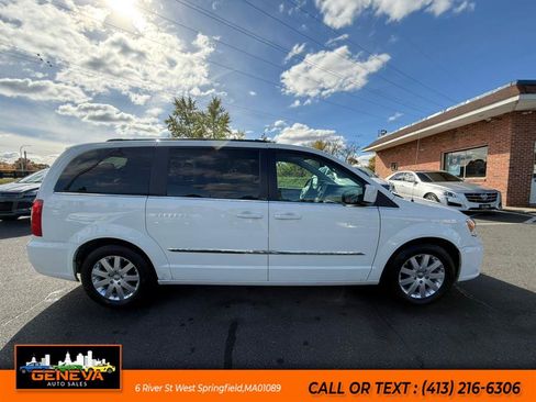 Used 2013 Chrysler Town & Country Touring image 4