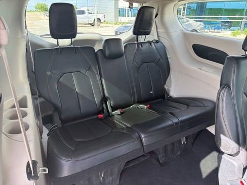 Used 2024 Chrysler Pacifica Touring-L FWD image 12
