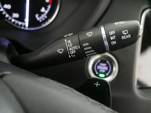 Used 2022 Cadillac XT4 Premium Luxury w/ Enhanced Visibility Package image 32