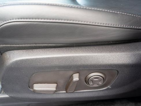 Used 2025 Kia Carnival EX image 28