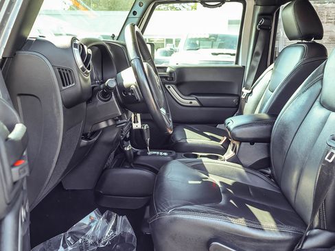 Used 2018 Jeep Wrangler Unlimited Sahara AWD/4WD image 2