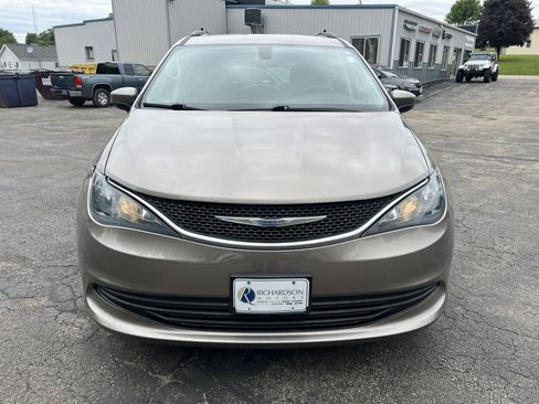 Used 2017 Chrysler Pacifica LX FWD image 3