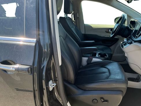Used 2018 Chrysler Pacifica Touring-L w/ Premium Audio Group FWD image 15