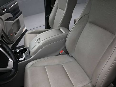 Used 2019 Toyota Highlander Limited FWD image 15