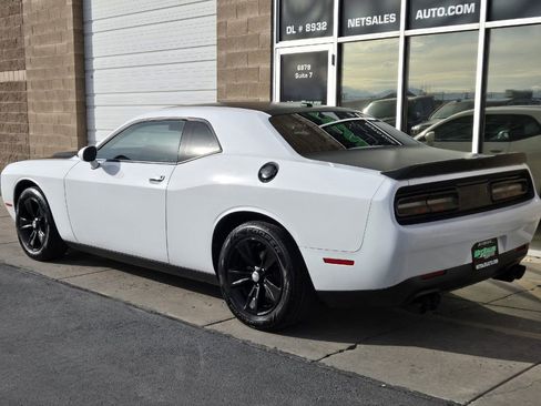 Used 2022 Dodge Challenger SXT image 3