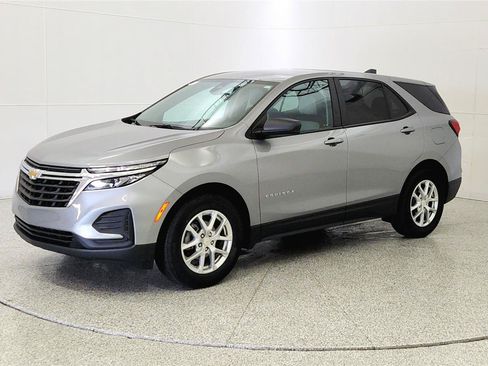 Used 2023 Chevrolet Equinox LS w/ LS Convenience Package FWD image 3