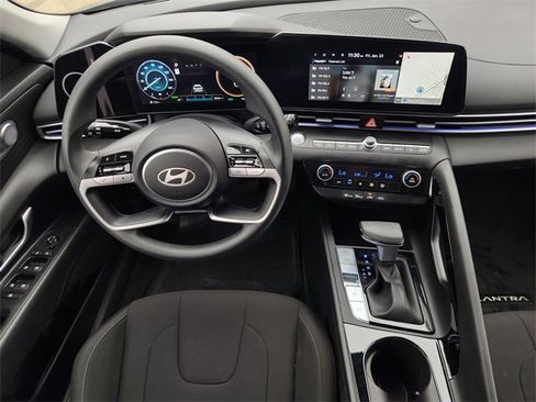 Used 2024 Hyundai Elantra Blue image 27