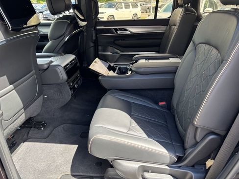 Used 2023 Jeep Grand Wagoneer Series III w/ Rear-Seat Entertainment Group AWD/4WD image 22