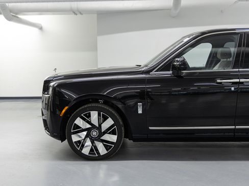 New 2026 Rolls-Royce Cullinan image 3