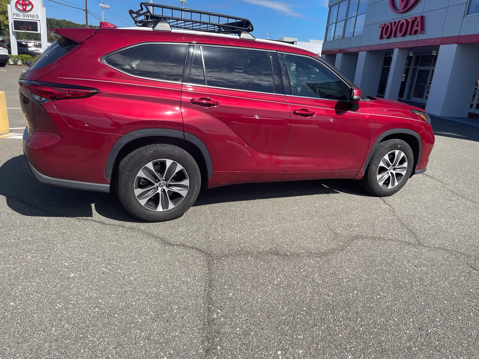 Used 2022 Toyota Highlander XLE FWD image 21