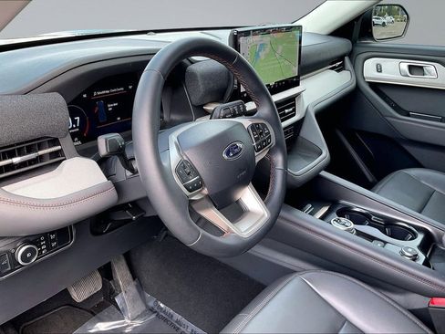 Used 2025 Ford Explorer Active w/ Active Comfort Package RWD image 14