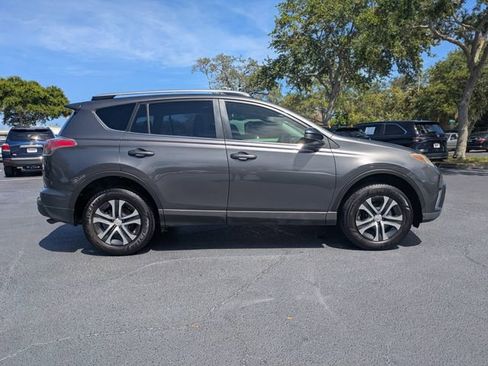 Used 2018 Toyota RAV4 LE FWD image 3
