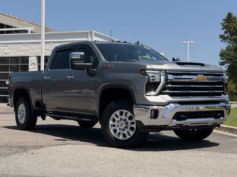 Used 2025 Chevrolet Silverado 2500 LTZ w/ LTZ Plus Package AWD/4WD image 2