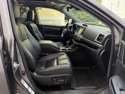 Used 2019 Toyota Highlander SE AWD/4WD image 14