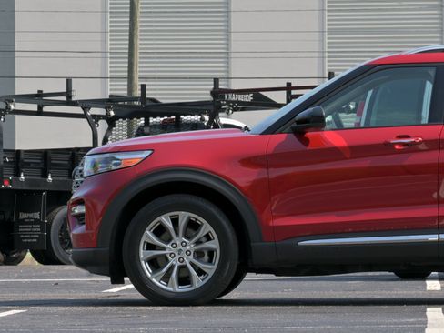 Used 2023 Ford Explorer Limited AWD/4WD image 5