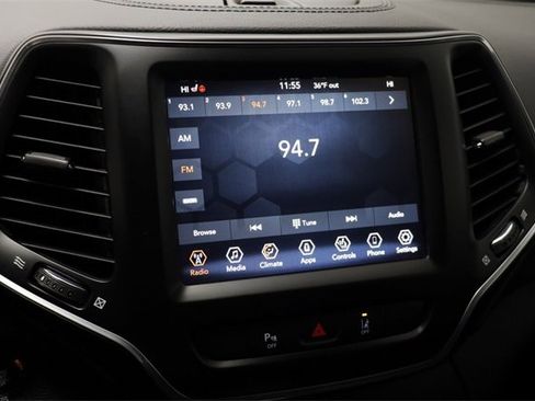 Used 2021 Jeep Cherokee Latitude Lux w/ Comfort/Convenience Group image 9