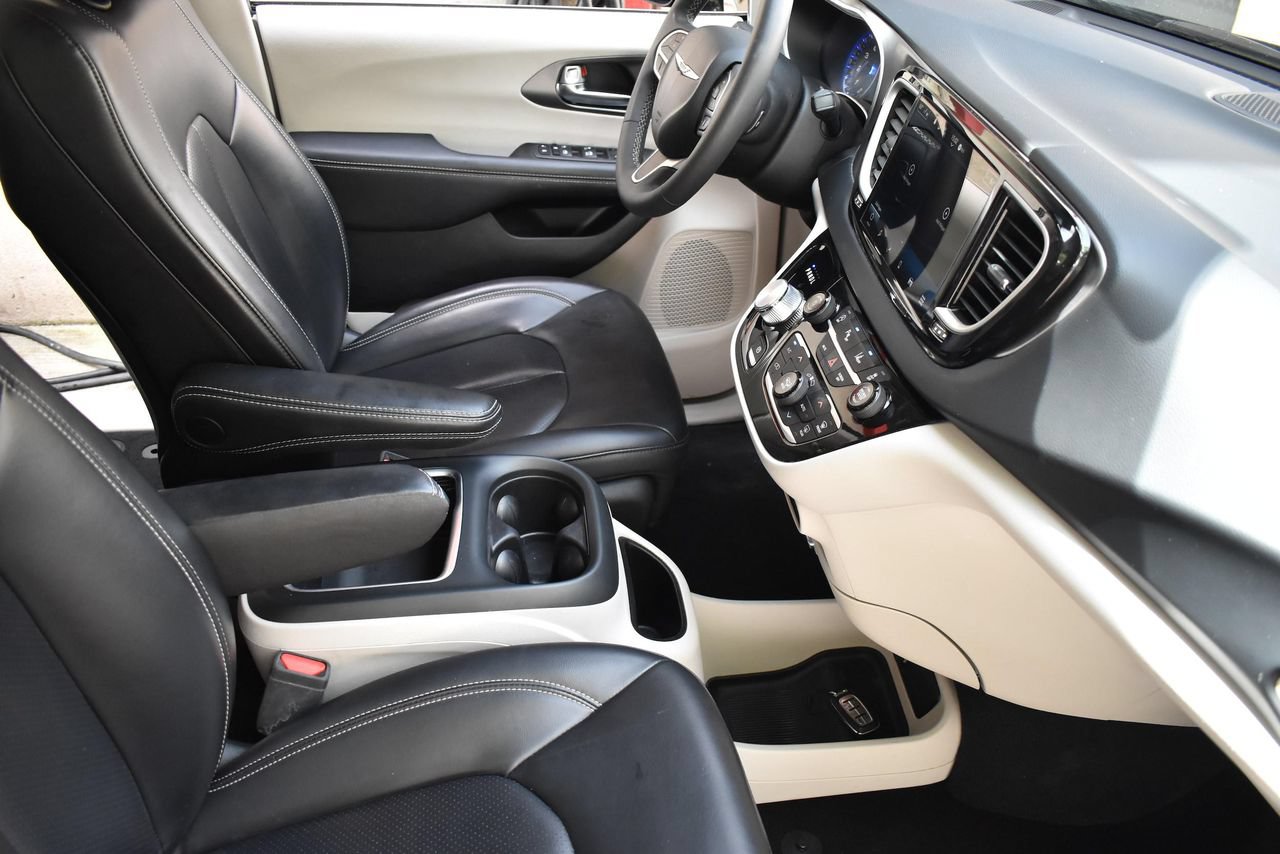 Used 2024 Chrysler Pacifica Touring-L FWD image 21