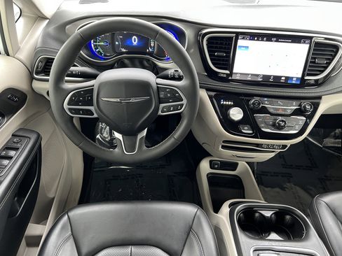 Used 2023 Chrysler Pacifica Touring-L FWD image 32