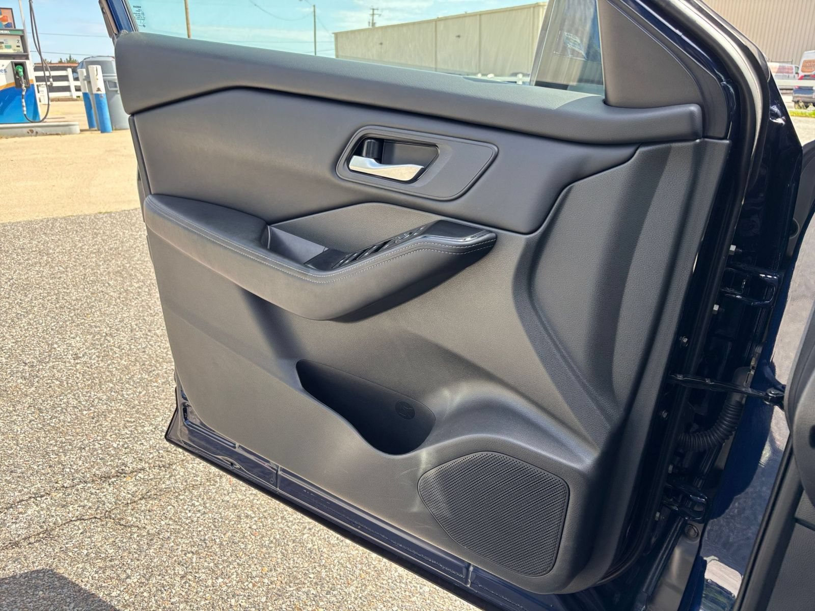Used 2025 Nissan Rogue SV FWD image 18