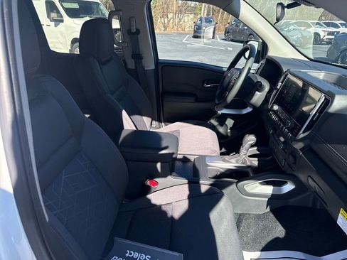 Used 2025 Nissan Frontier SV w/ SV Convenience Package image 31