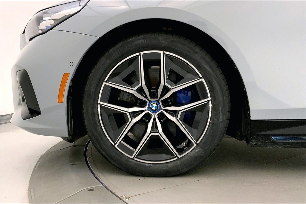 Used 2025 BMW i5 xDrive40 w/ M Sport Package AWD/4WD image 8