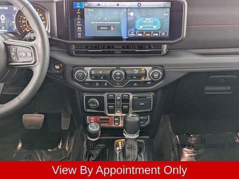 Used 2025 Jeep Wrangler Unlimited Rubicon w/ Convenience Group AWD/4WD image 16
