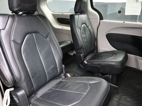Used 2018 Chrysler Pacifica Touring-L image 25