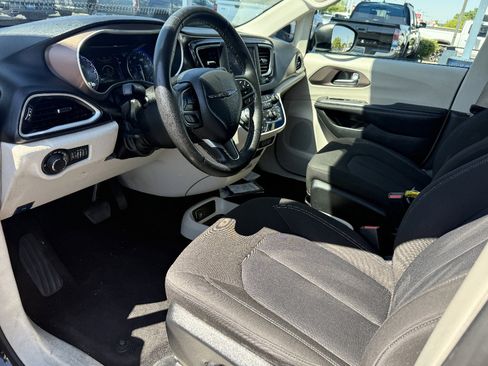 Used 2023 Chrysler Voyager LX FWD image 10