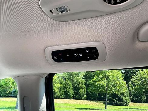 Used 2024 Chrysler Pacifica Touring-L FWD image 29