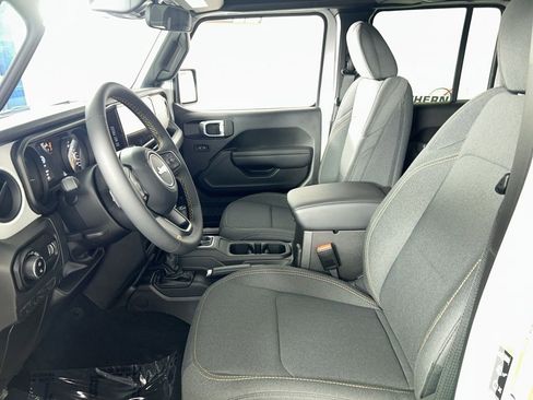 Used 2024 Jeep Gladiator Sport image 2