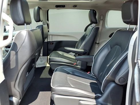Used 2023 Chrysler Pacifica Limited FWD image 5
