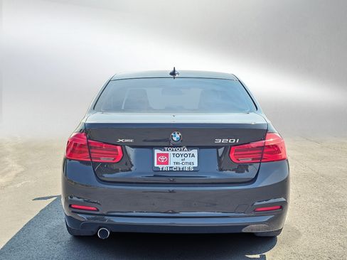 Used 2018 BMW 320i xDrive Sedan AWD/4WD image 4