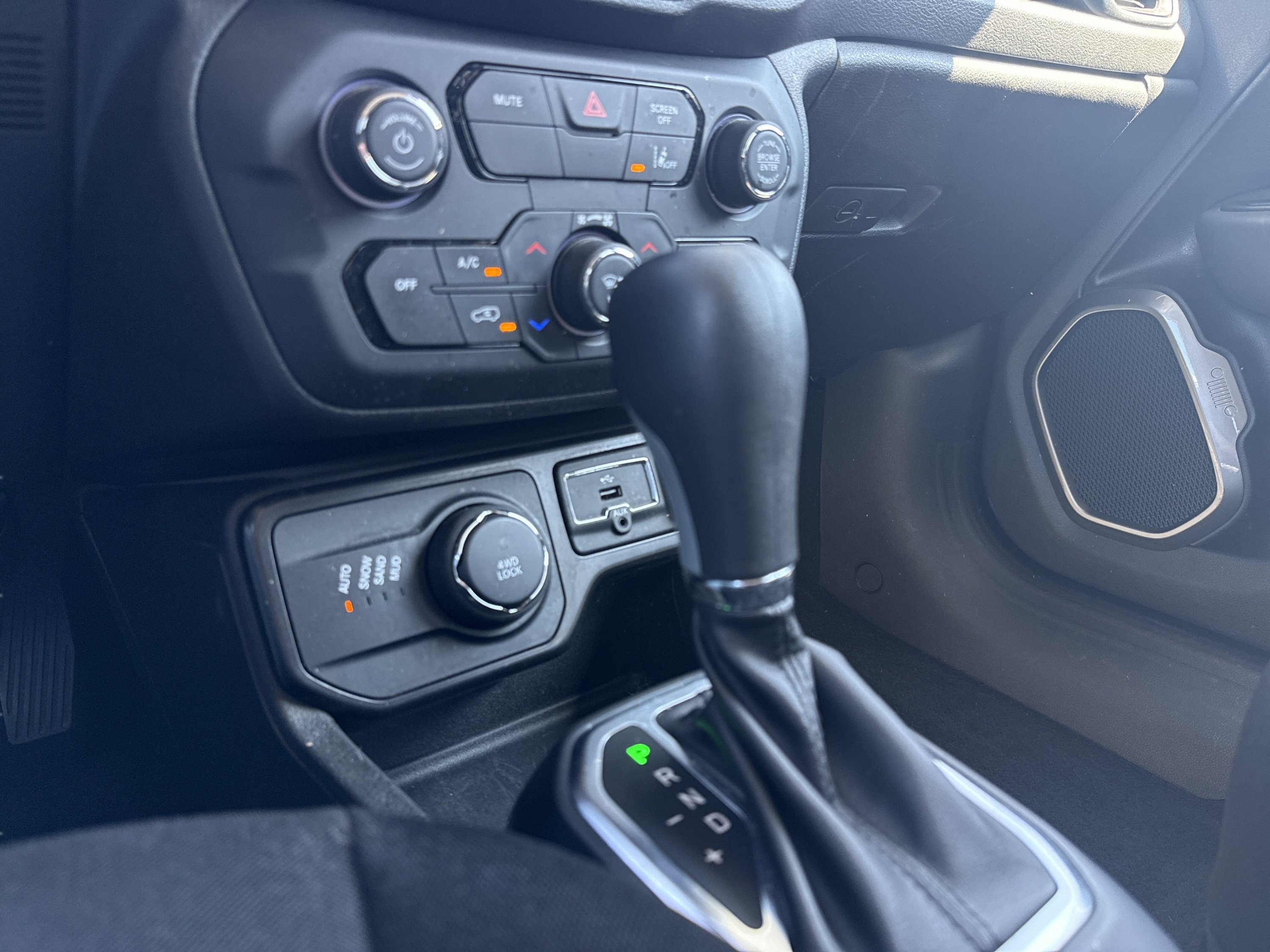 Used 2023 Jeep Renegade Latitude AWD/4WD image 22