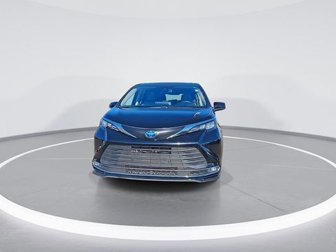 Used 2024 Toyota Sienna XLE image 5