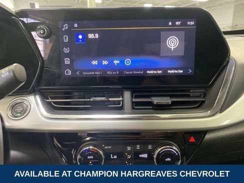 Used 2025 Chevrolet Trax LT FWD image 17