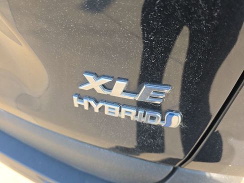 Used 2021 Toyota RAV4 XLE Premium AWD/4WD image 4