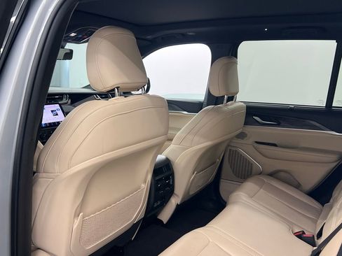 Used 2023 Jeep Grand Cherokee Limited w/ Luxury Tech Group II image 11