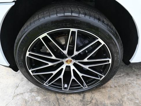 Used 2026 Porsche Macan AWD/4WD image 10