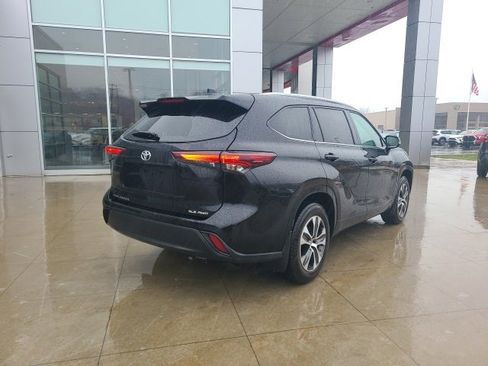 Used 2024 Toyota Highlander XLE image 7
