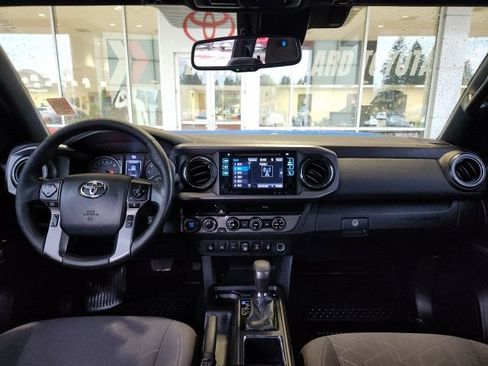 Used 2018 Toyota Tacoma TRD Off-Road w/ Technology Package AWD/4WD image 21