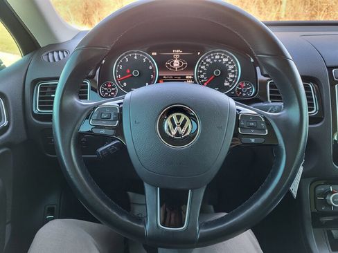 Used 2016 Volkswagen Touareg Sport image 16